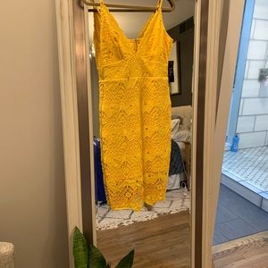 Yellow Lulus lace dress. Size medium. Zipper back.